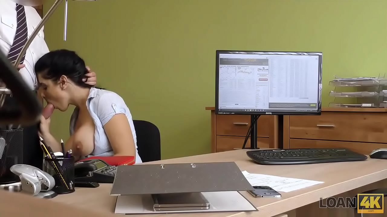 Secrétaire super sexy baise et suce la bite du patron au bureau