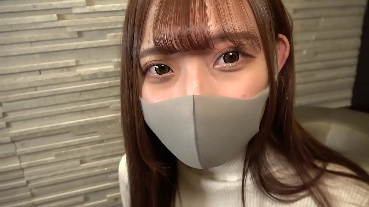 La jeune femme japonaise suce une bite et avale du sperme photo