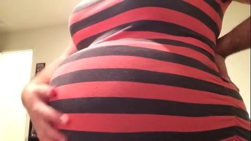 femme enceinte excitée touche sensuellement veut baiser Femme qui se touche au bureau