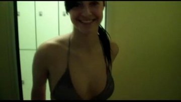 brune super excitée suce bite dans vestiaire