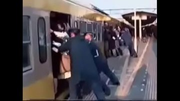 Plond japon masaj Sexe dans salle bain d'un train super bondé Japon