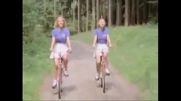 Deux cyclistes blondes font défoncer chatte Mere et fille tres sexy se font defoncer