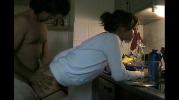 Couple excité ayant relations sexuelles folles dans cuisine