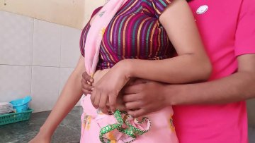 Bhabhi saree baisee dans cuisine