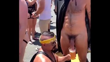 Soirée avec hommes excités masqués